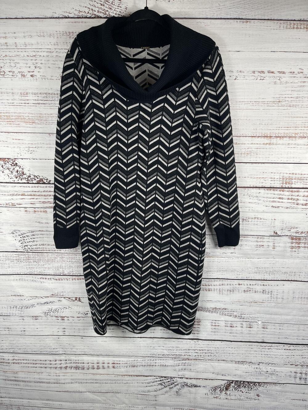 T Tahari Dress Women's Size M Black White Chevron Cowl Neck Sweater Long Sleeve